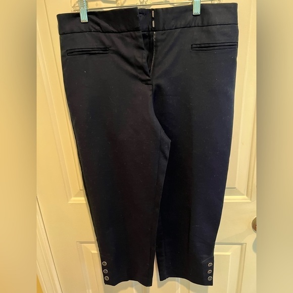 Roz & Ali Pants - Roz & Ali black capri pants size 8